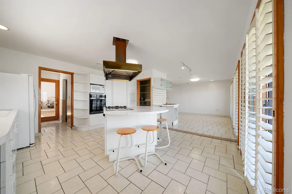 935 Stratton Drive Waterford Charter Township MI 48328
