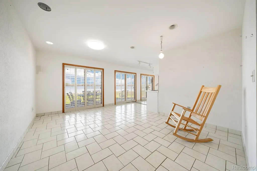 935 Stratton Drive Waterford Charter Township MI 48328