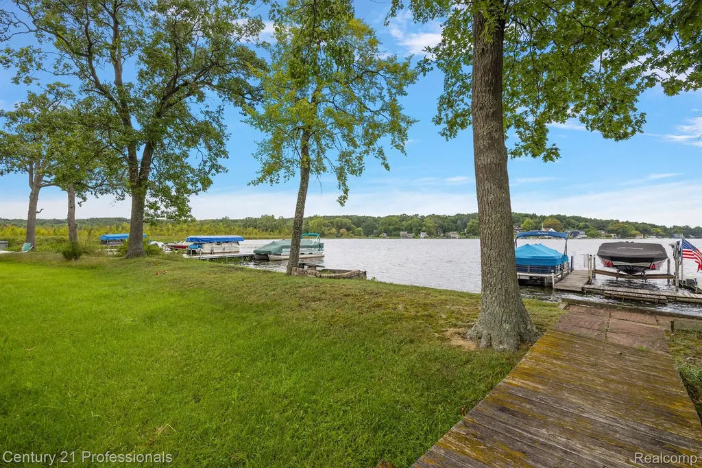 12120 Shaffer Road Springfield Charter Township MI 48350