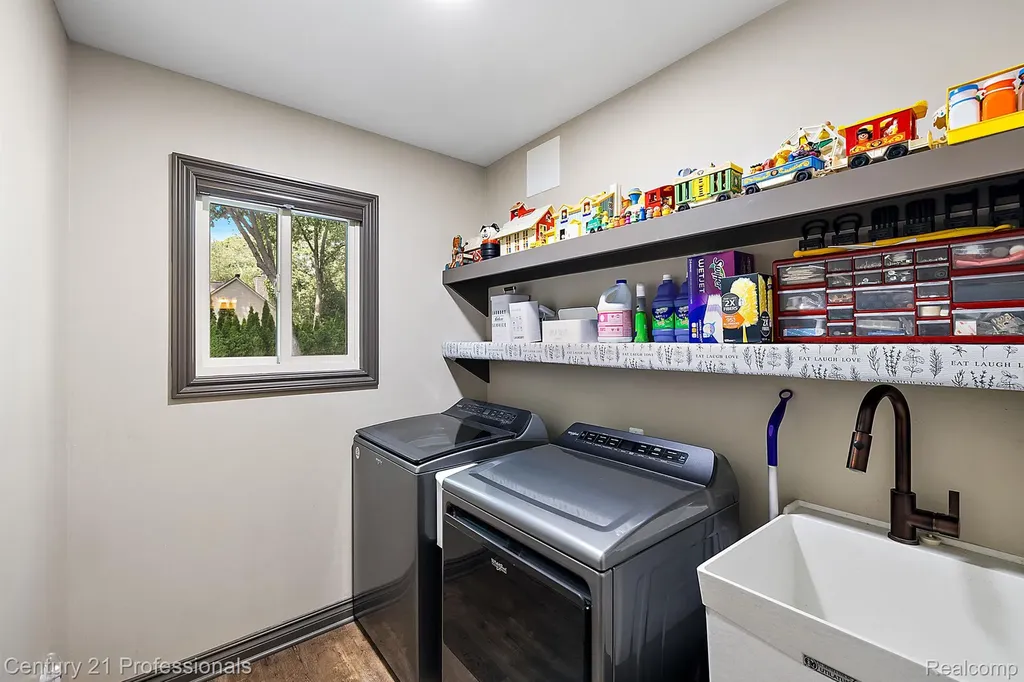12120 Shaffer Road Springfield Charter Township MI 48350