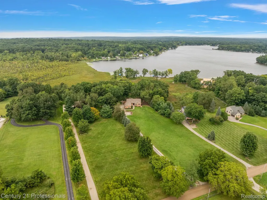 12120 Shaffer Road Springfield Charter Township MI 48350