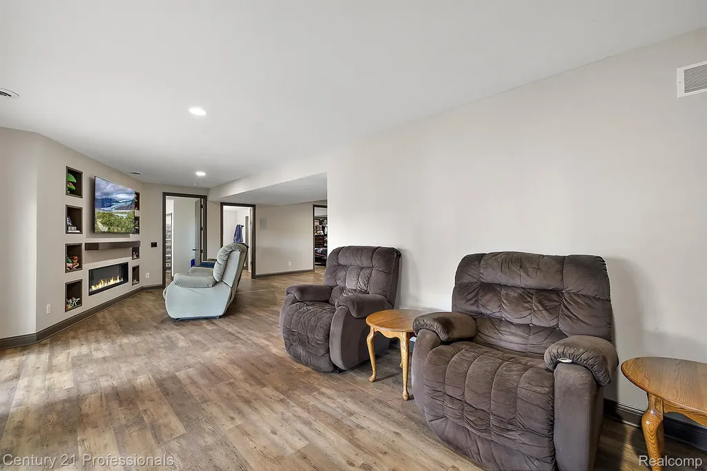 12120 Shaffer Road Springfield Charter Township MI 48350