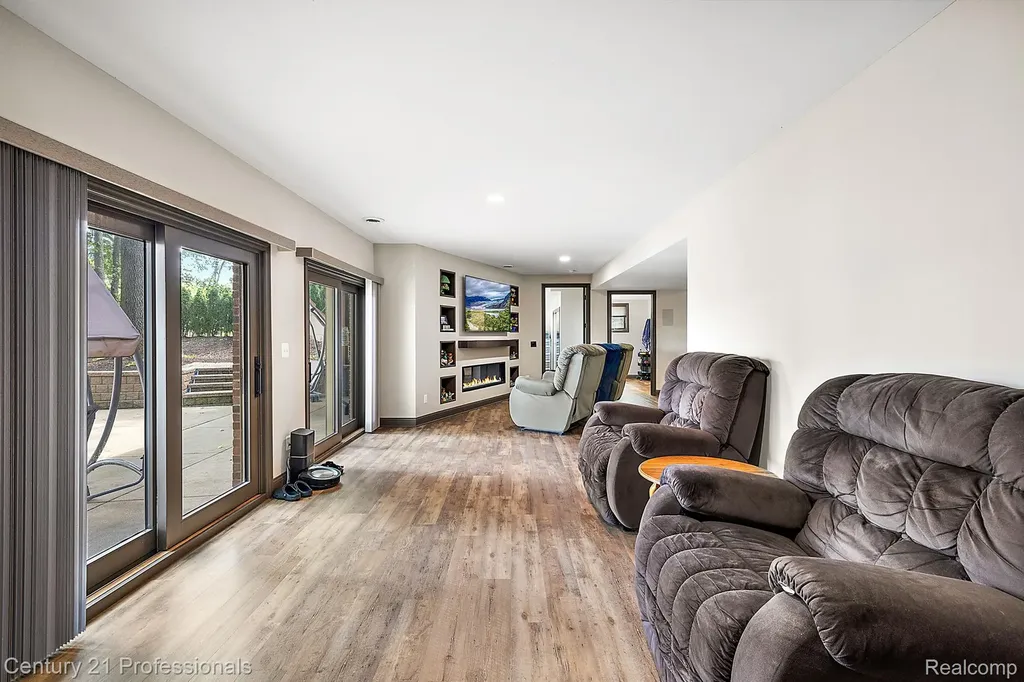 12120 Shaffer Road Springfield Charter Township MI 48350