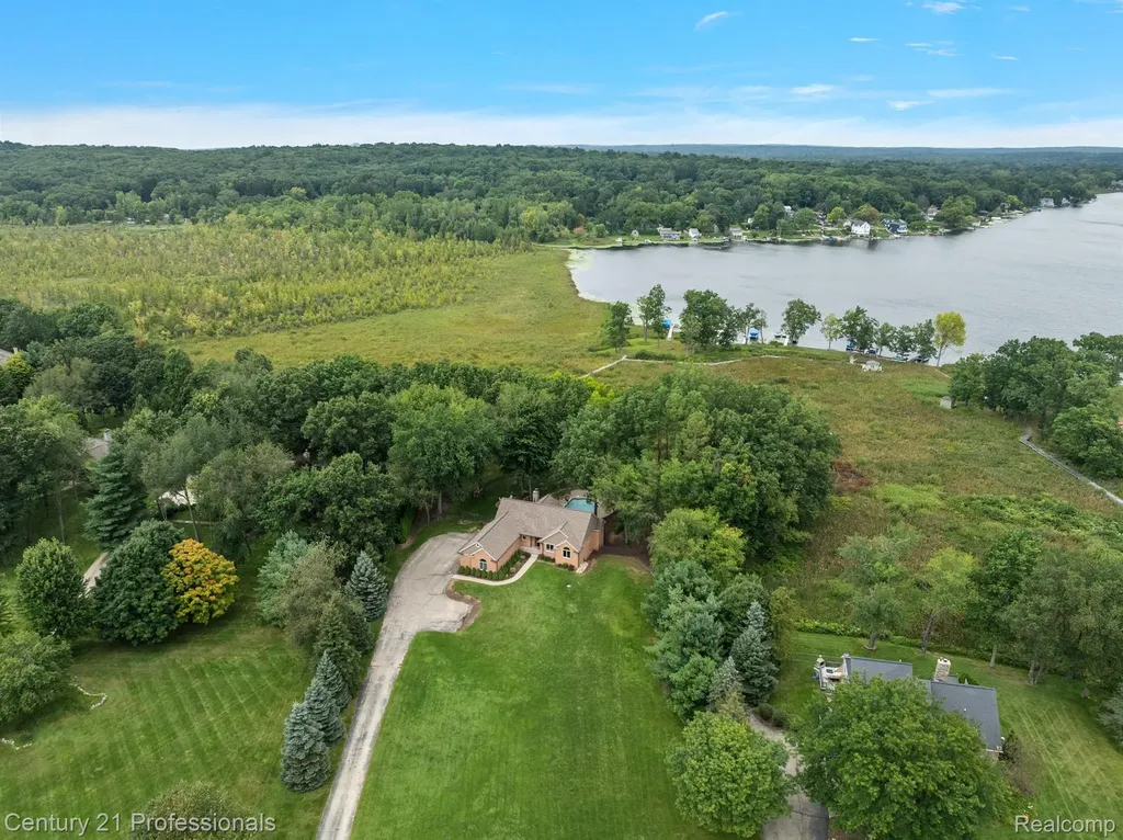 12120 Shaffer Road Springfield Charter Township MI 48350