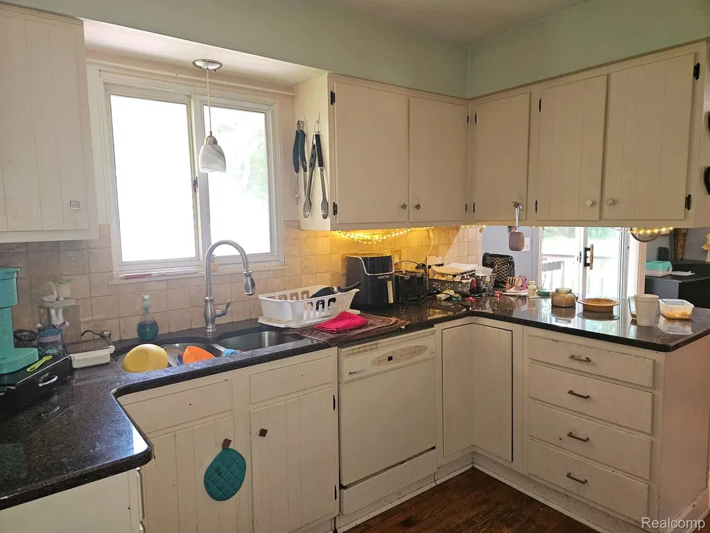 6172 W Court Street Flint Charter Township MI 48532