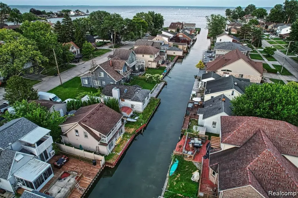 22480 Beach Street St. Clair Shores City MI 48081