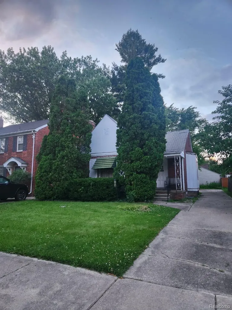 2048 Hunt Club Drive Grosse Pointe Woods City MI 48236