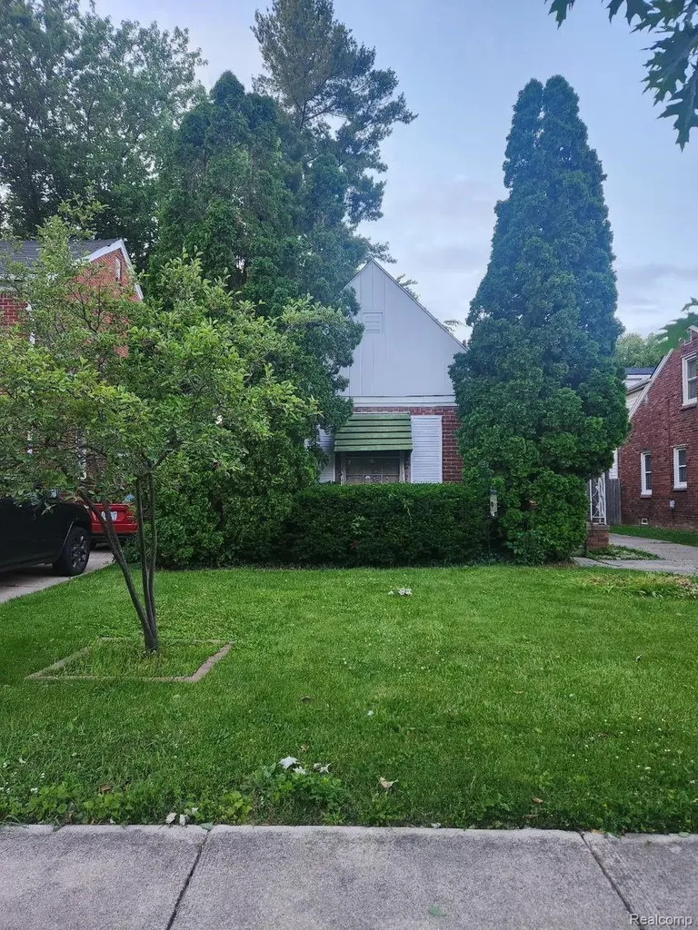 2048 Hunt Club Drive Grosse Pointe Woods City MI 48236