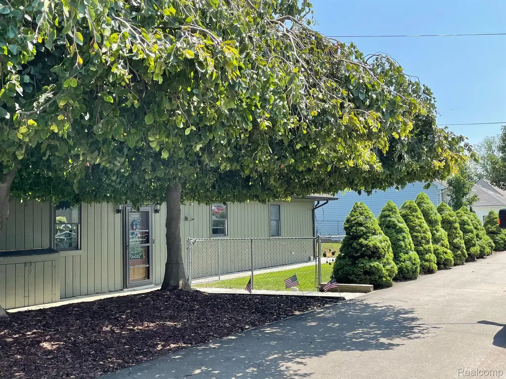 46070 Edgewater Drive Chesterfield Township MI 48047