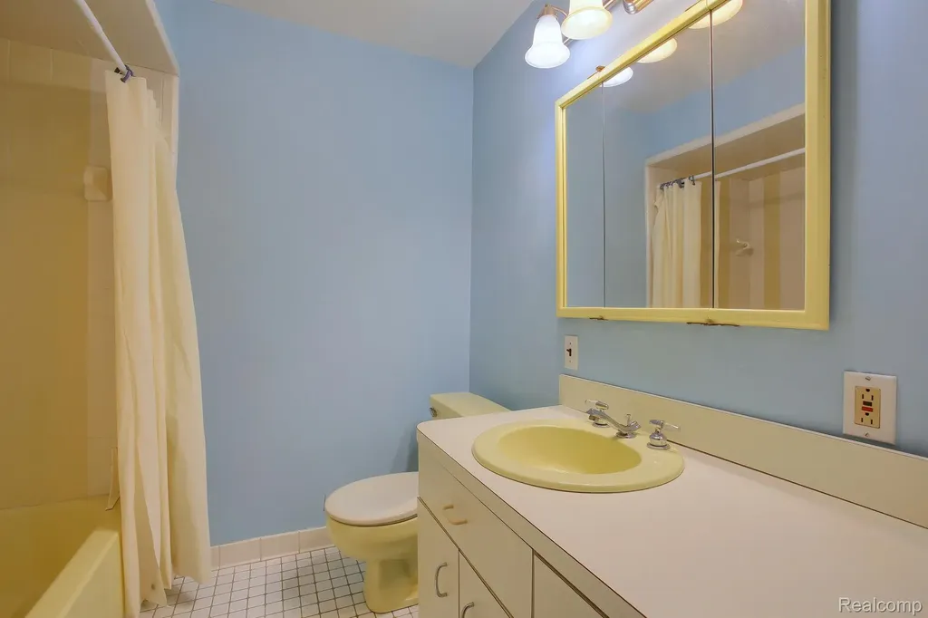 46070 Edgewater Drive Chesterfield Township MI 48047