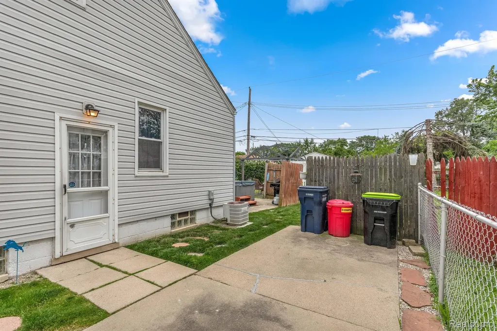1051 Capitol Avenue Lincoln Park City MI 48146
