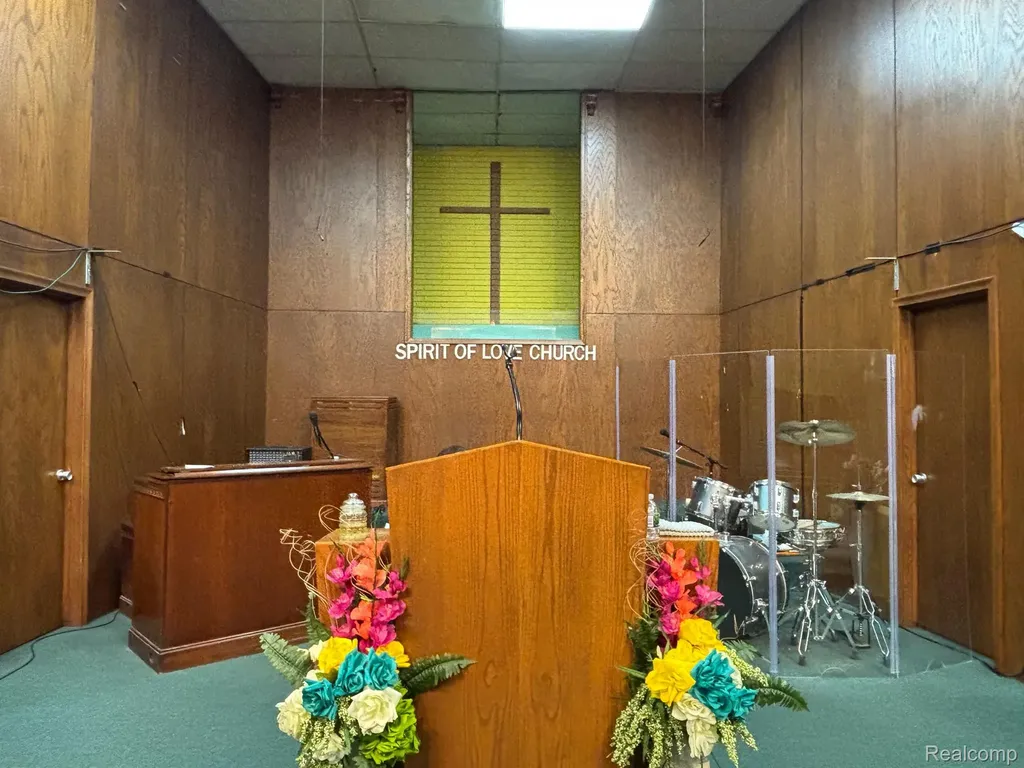15635 Mack Avenue Detroit City MI 48224