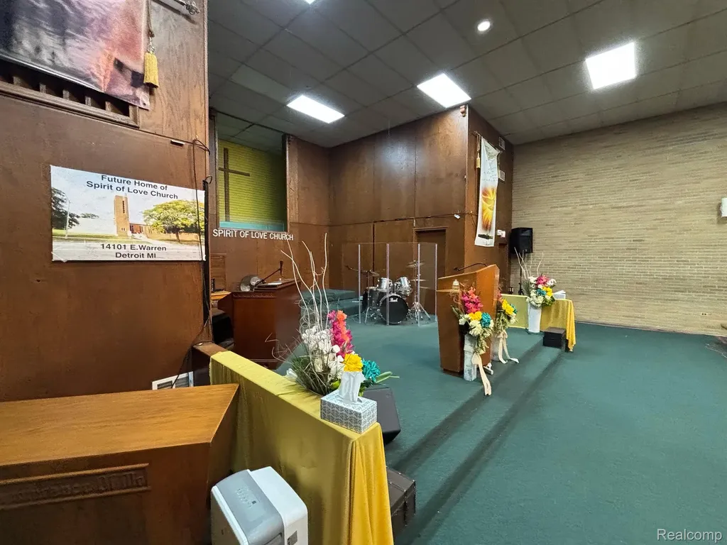 15635 Mack Avenue Detroit City MI 48224