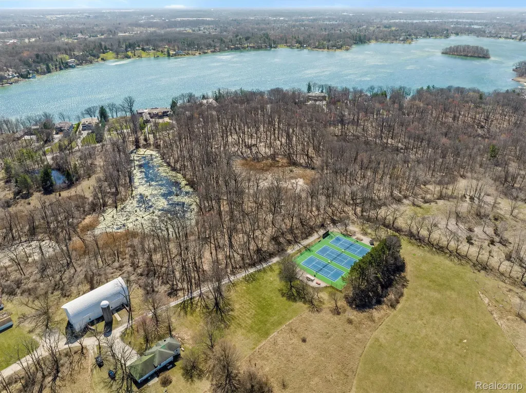 940 Lake Angelus Shores Lake Angelus City MI 48326