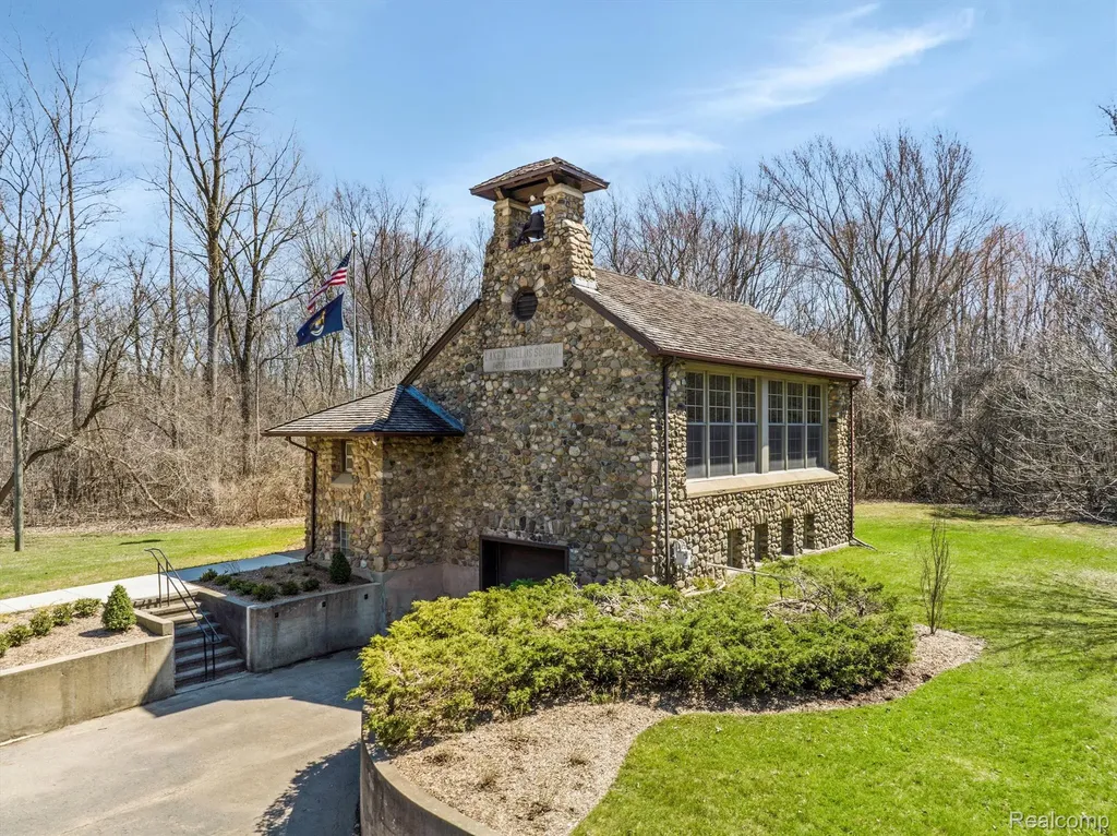 940 Lake Angelus Shores Lake Angelus City MI 48326