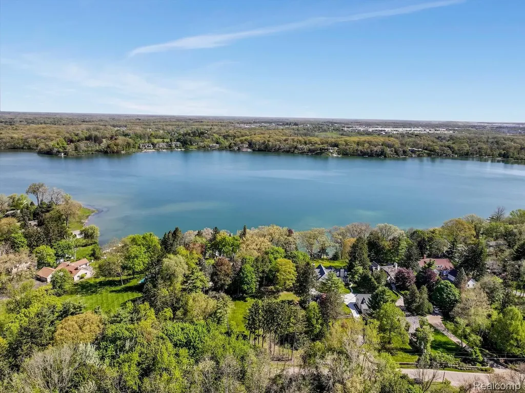 940 Lake Angelus Shores Lake Angelus City MI 48326