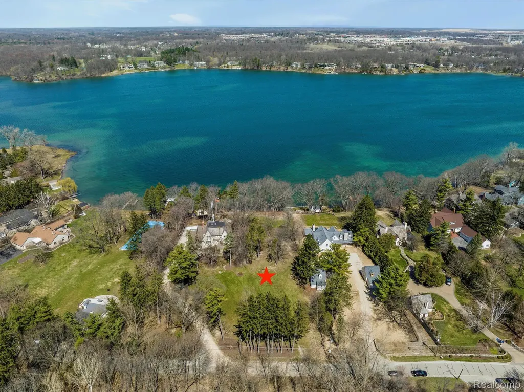 940 Lake Angelus Shores Lake Angelus City MI 48326