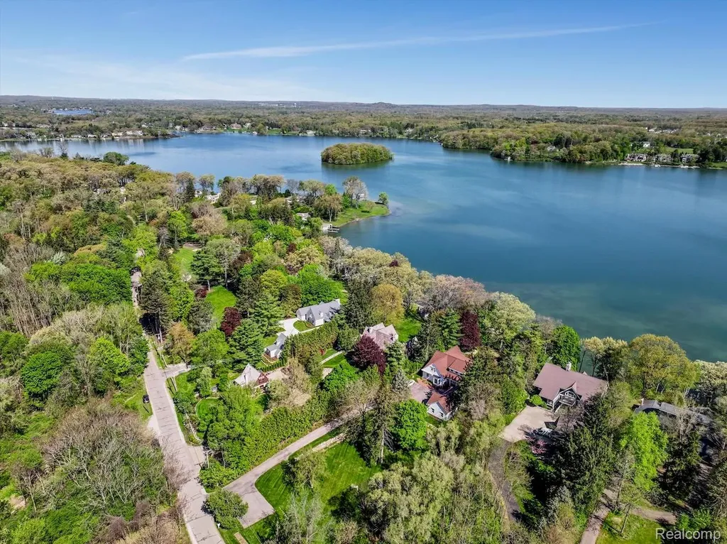940 Lake Angelus Shores Lake Angelus City MI 48326