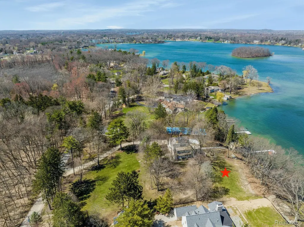 940 Lake Angelus Shores Lake Angelus City MI 48326