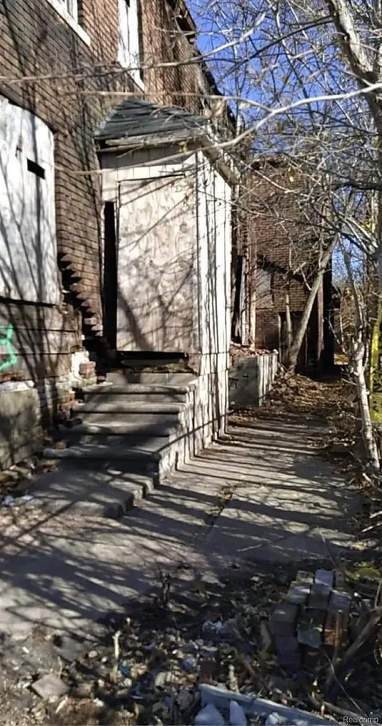 6834 Charlevoix Street Detroit City MI 48207