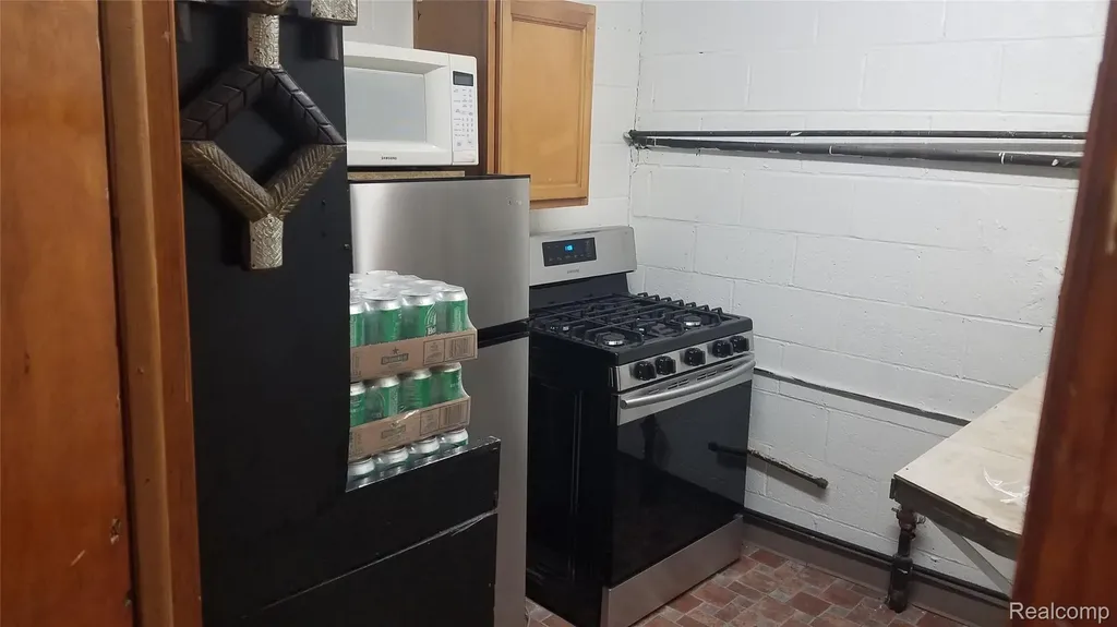 7111 E 7 Mile East Road Detroit City MI 48234