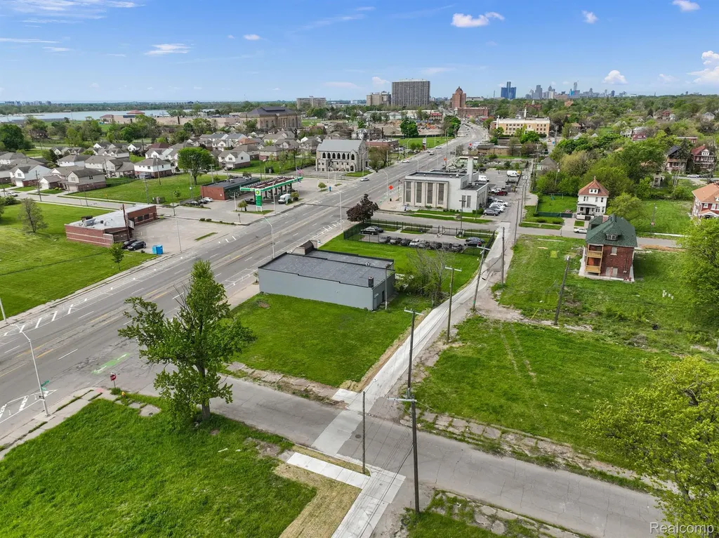 10829 E Jefferson Avenue Detroit City MI 48214