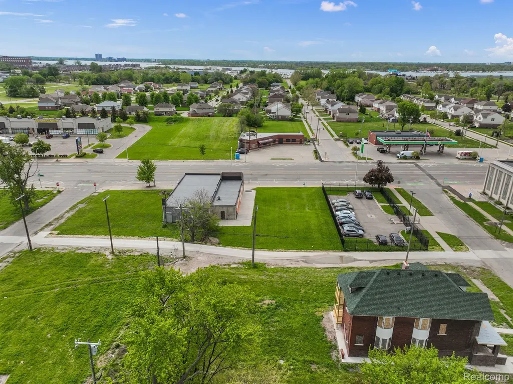 10829 E Jefferson Avenue Detroit City MI 48214