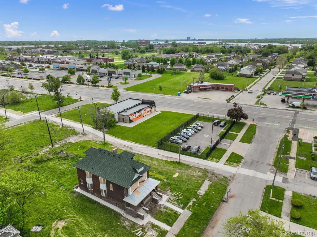 10829 E Jefferson Avenue Detroit City MI 48214