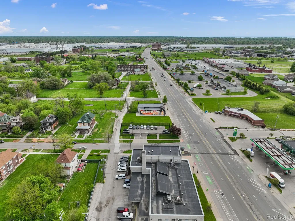 10829 E Jefferson Avenue Detroit City MI 48214