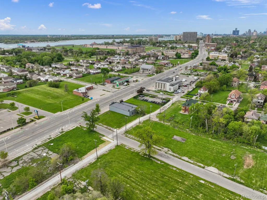 10829 E Jefferson Avenue Detroit City MI 48214