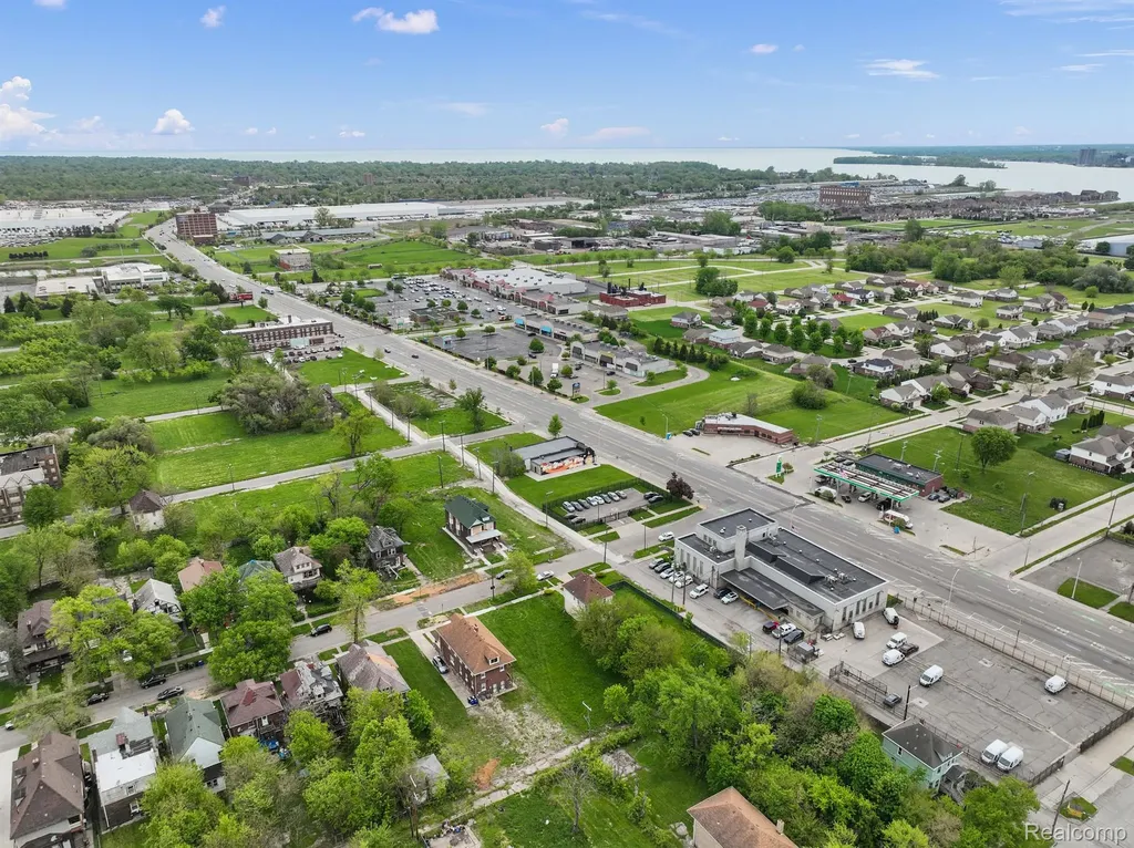 10829 E Jefferson Avenue Detroit City MI 48214