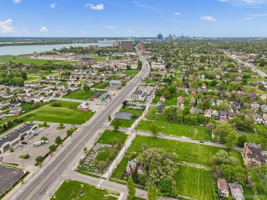10829 E Jefferson Avenue Detroit City MI 48214
