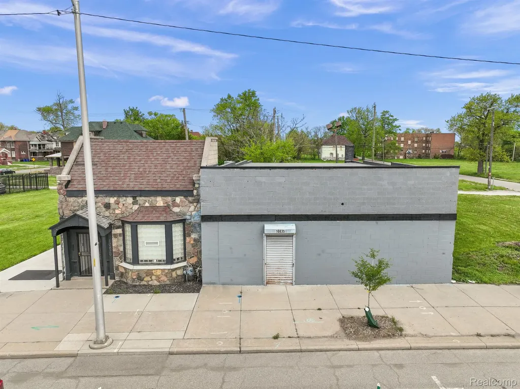 10829 E Jefferson Avenue Detroit City MI 48214