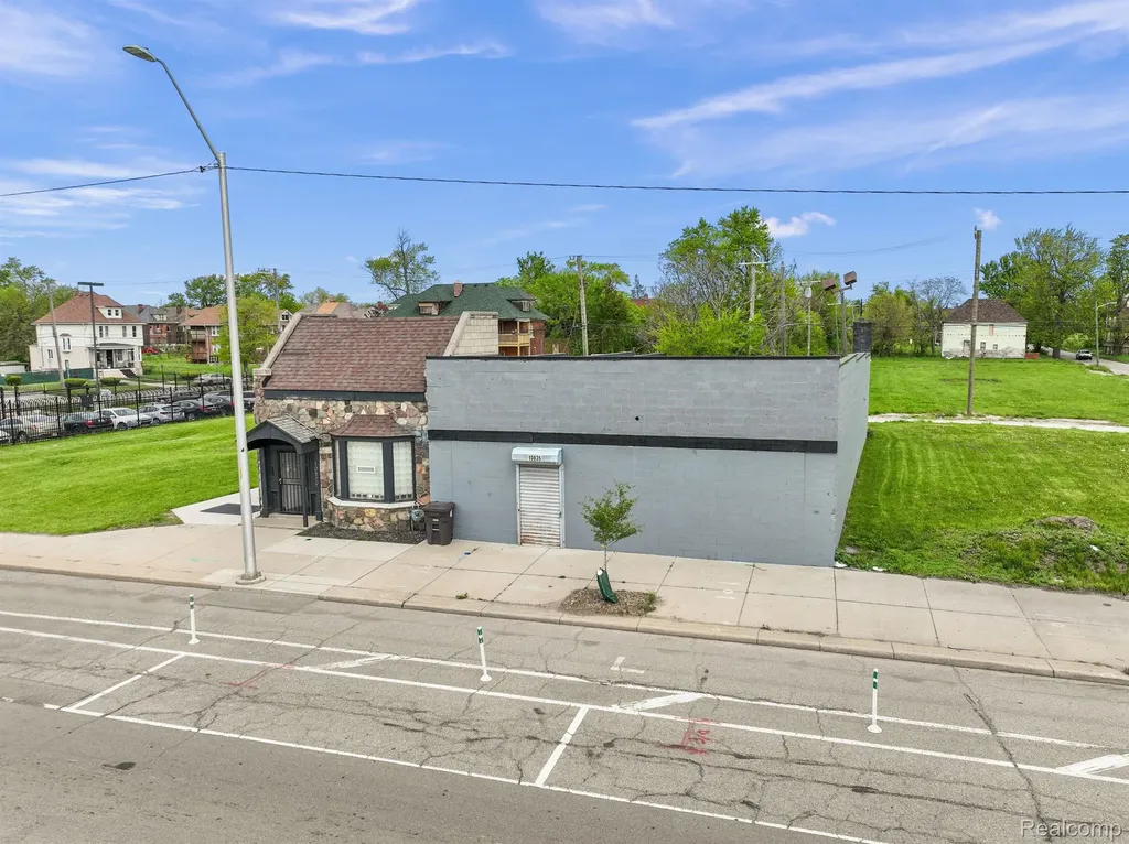 10829 E Jefferson Avenue Detroit City MI 48214