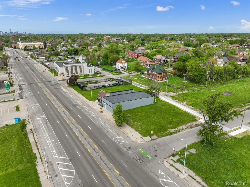 10829 E Jefferson Avenue Detroit City MI 48214