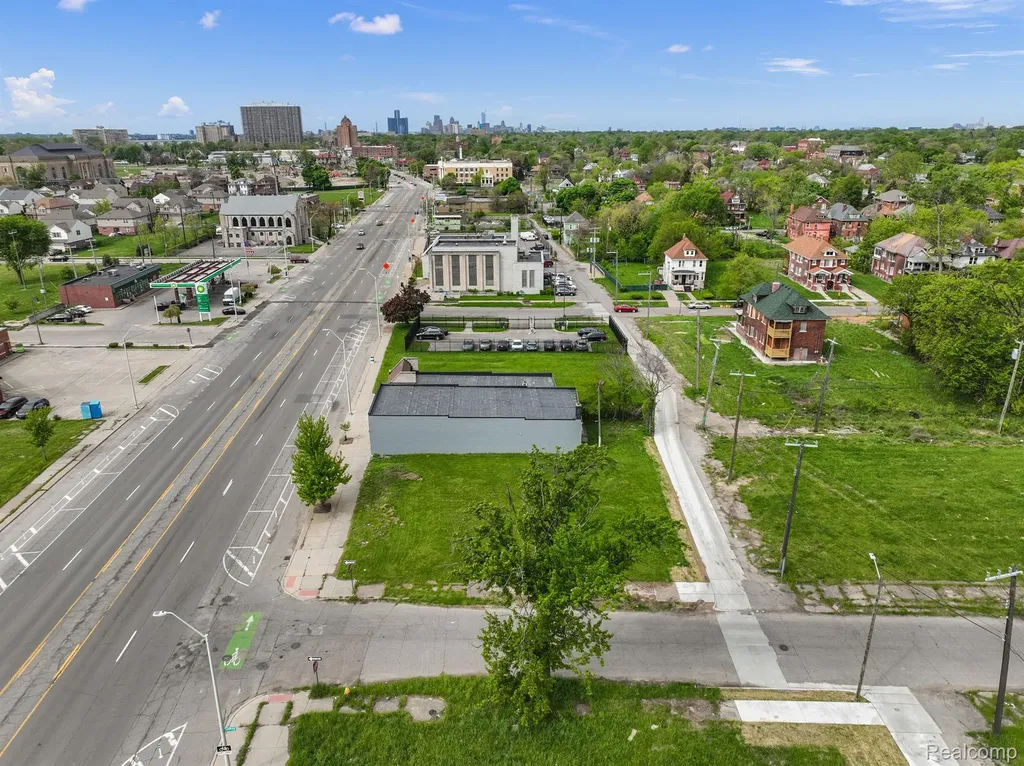 10829 E Jefferson Avenue Detroit City MI 48214