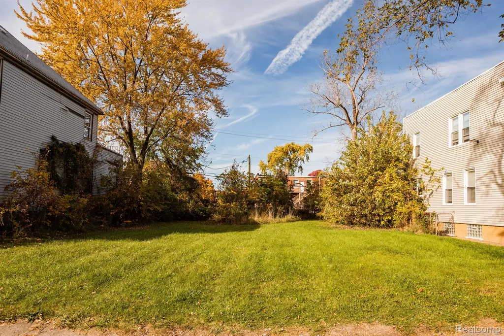 223 Leicester Detroit City MI 48202