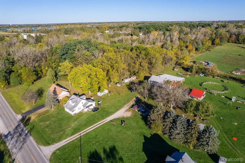 2135 E Coldwater Road Genesee Charter Township MI 48505