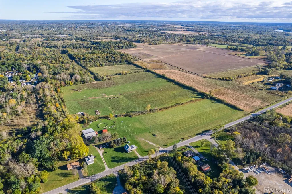 2135 E Coldwater Road Genesee Charter Township MI 48505