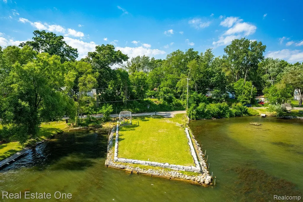 2300 Jackson Boulevard Highland Charter Township MI 48356