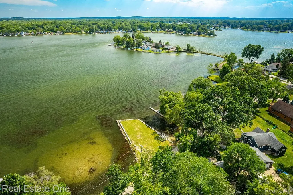 2300 Jackson Boulevard Highland Charter Township MI 48356
