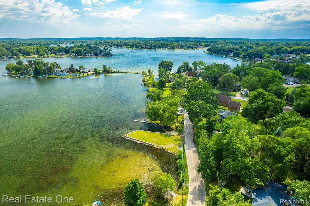 2300 Jackson Boulevard Highland Charter Township MI 48356