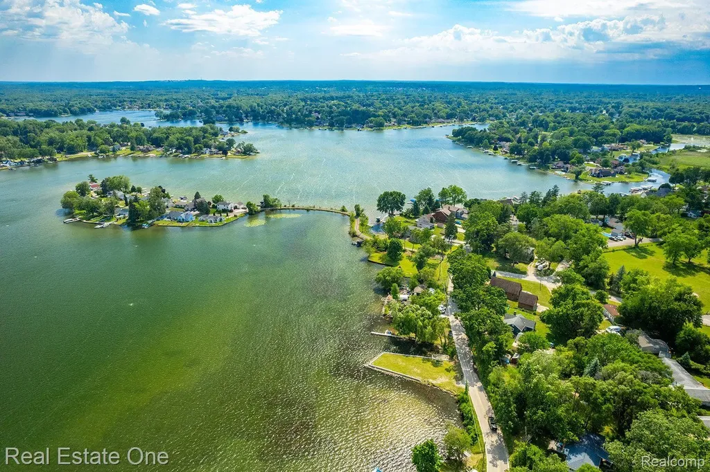 2300 Jackson Boulevard Highland Charter Township MI 48356
