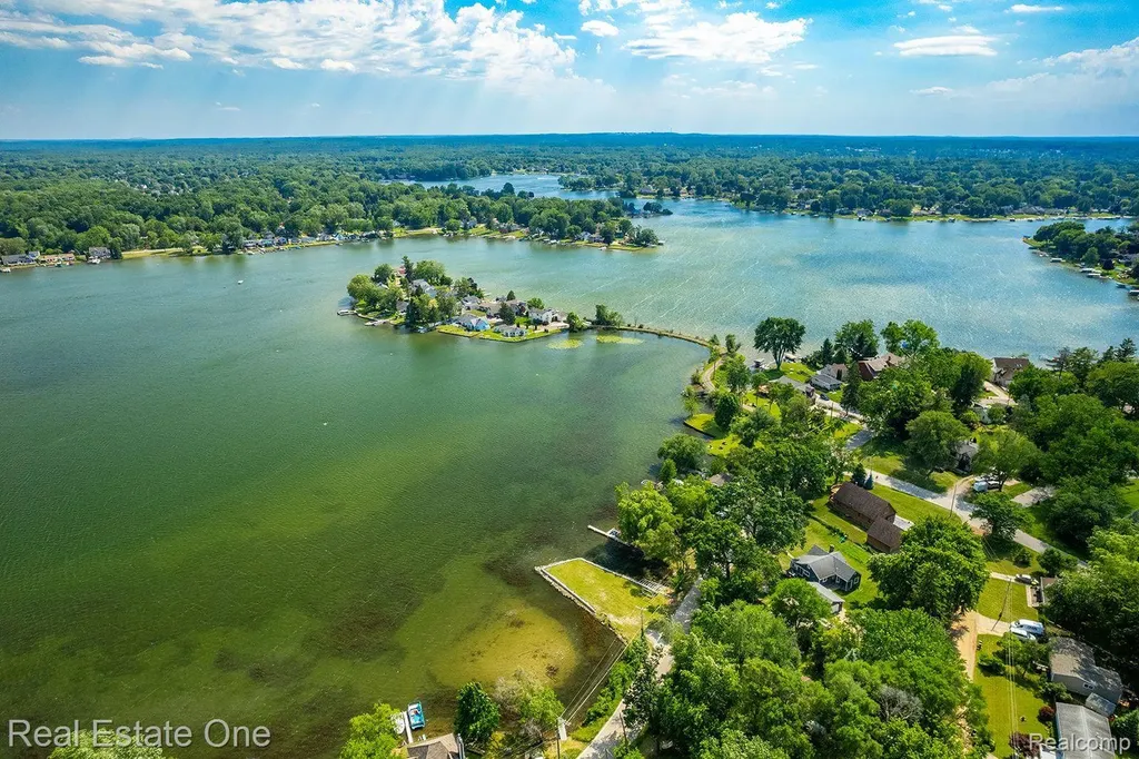 2300 Jackson Boulevard Highland Charter Township MI 48356