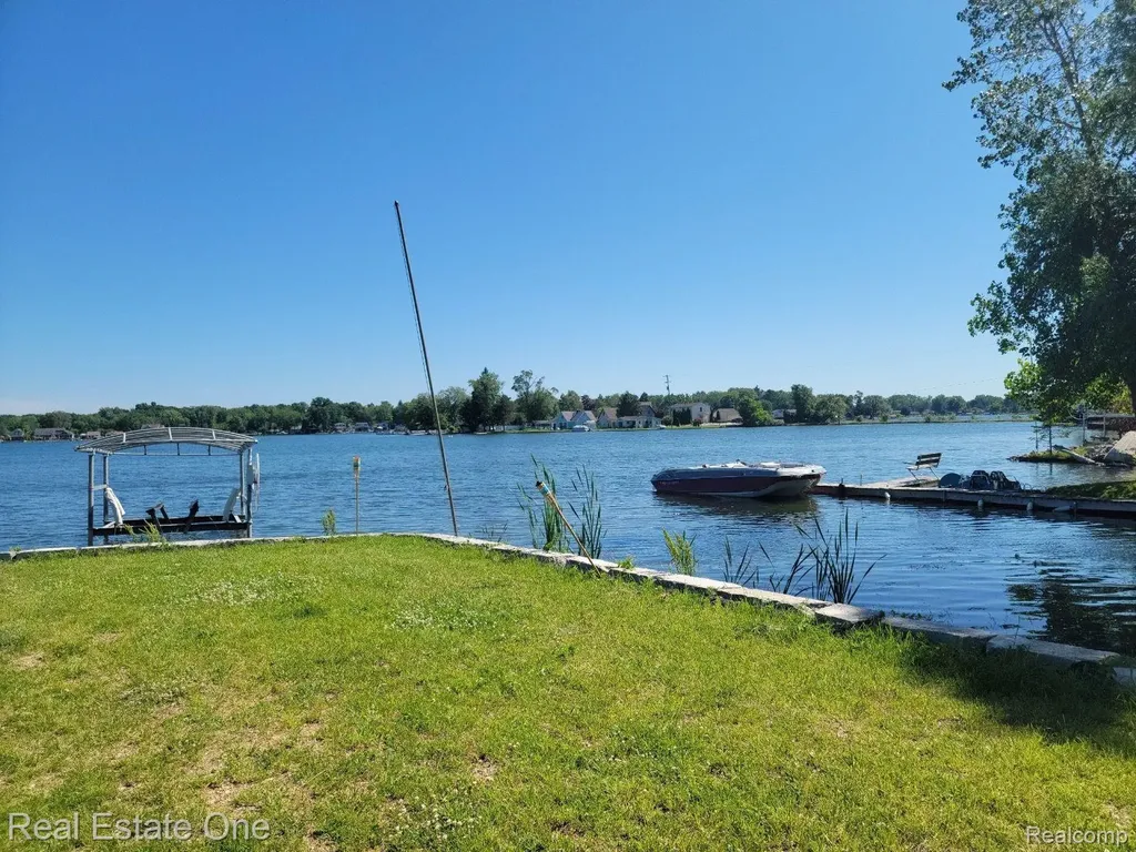 2300 Jackson Boulevard Highland Charter Township MI 48356