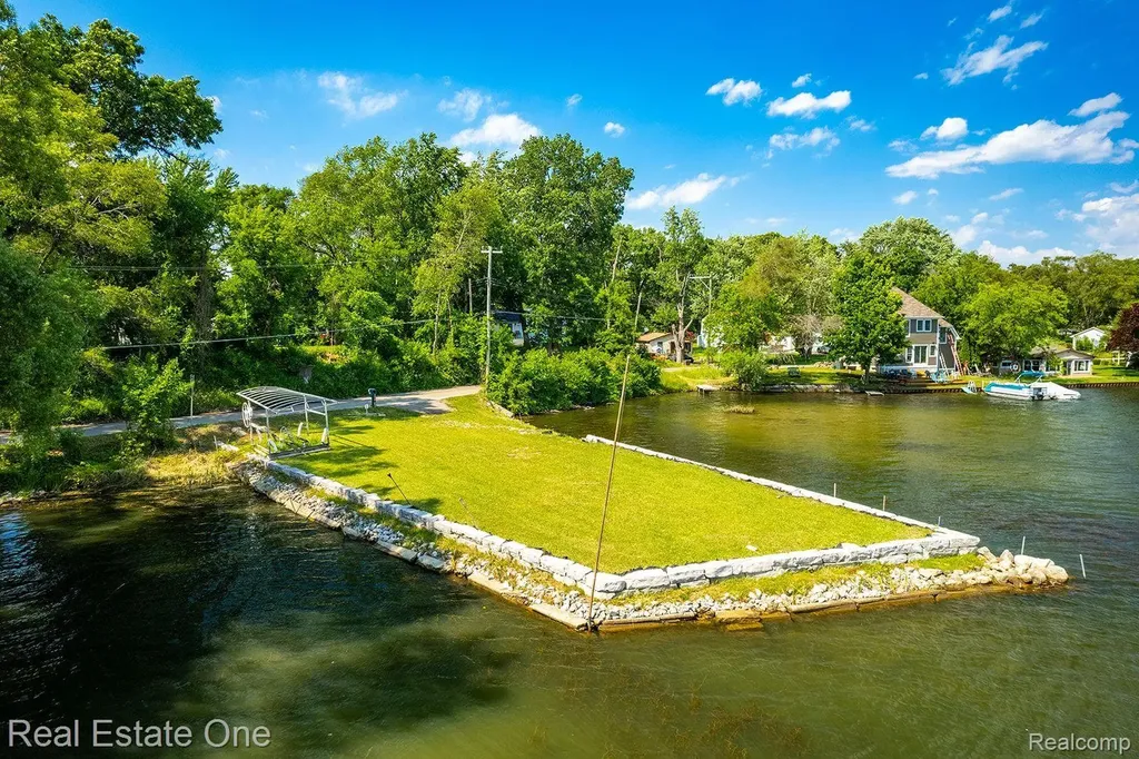 2300 Jackson Boulevard Highland Charter Township MI 48356