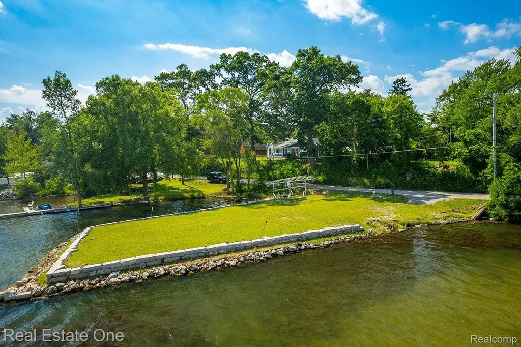 2300 Jackson Boulevard Highland Charter Township MI 48356