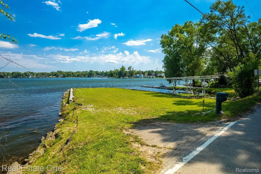2300 Jackson Boulevard Highland Charter Township MI 48356