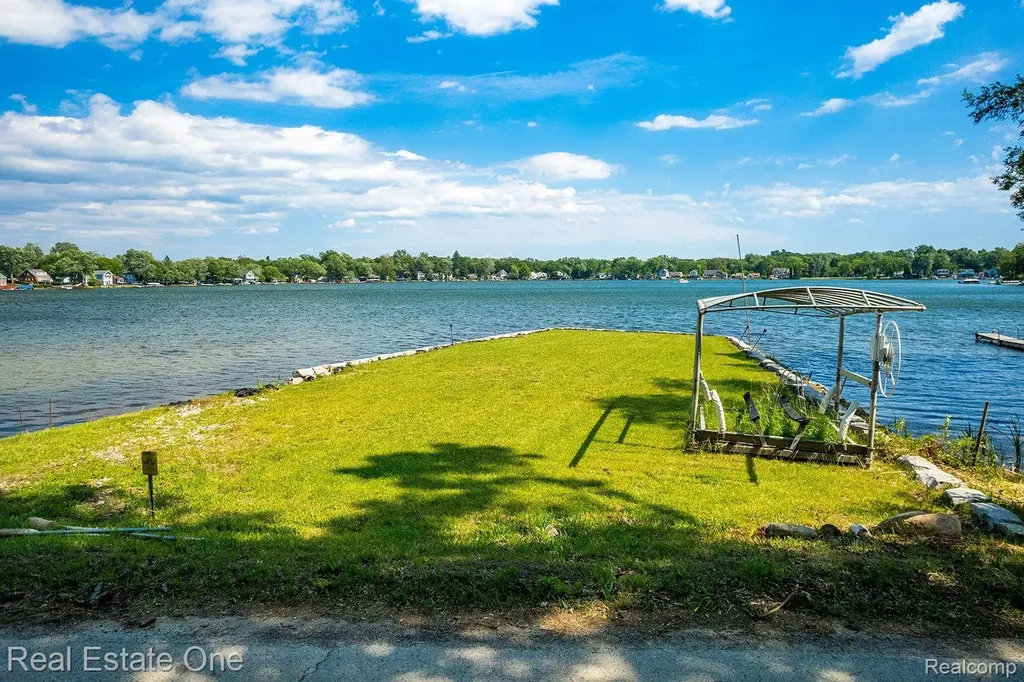 2300 Jackson Boulevard Highland Charter Township MI 48356