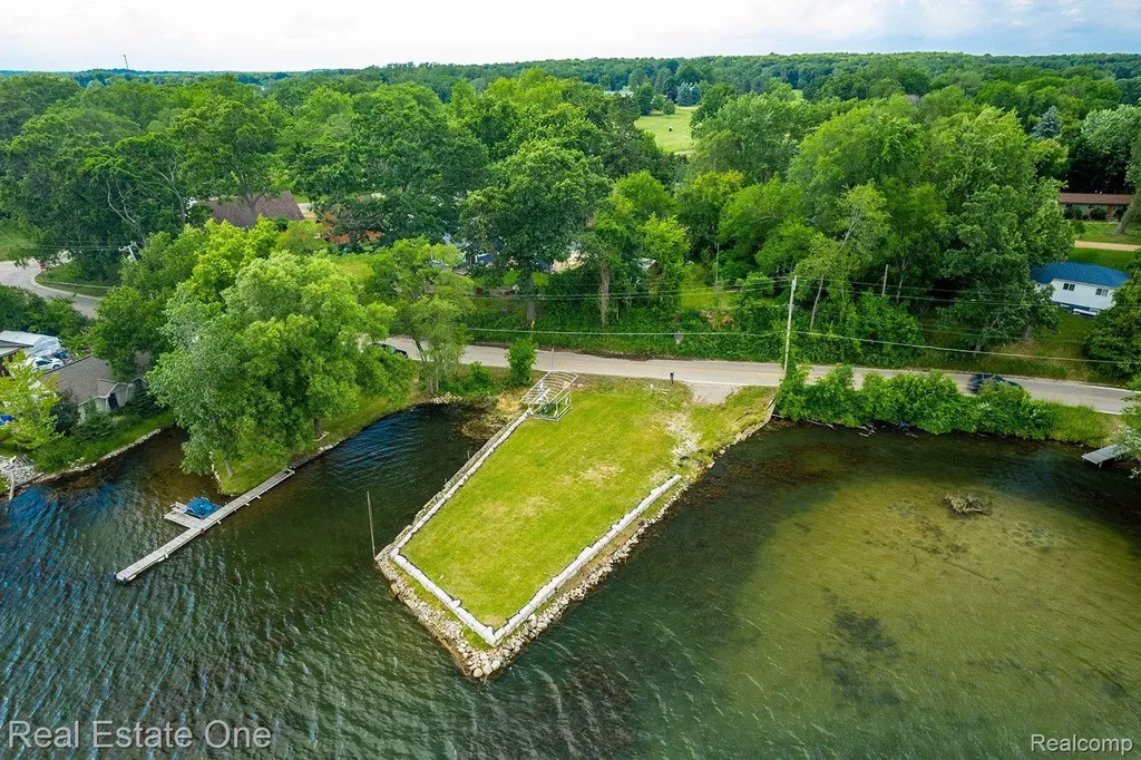2300 Jackson Boulevard Highland Charter Township MI 48356